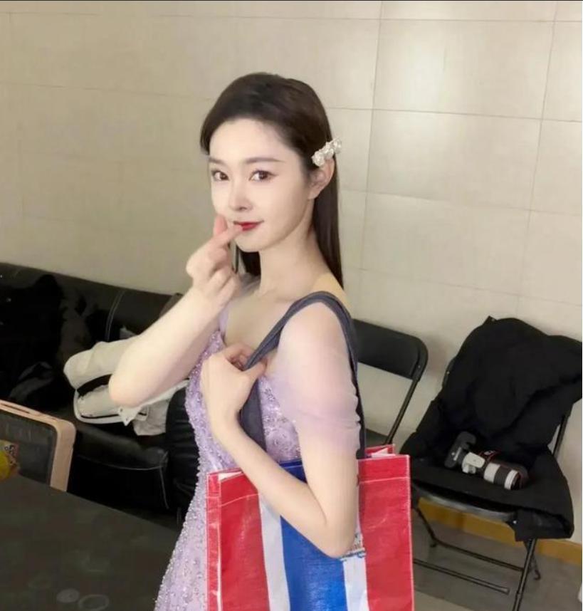她们俩居然认识，娱乐圈的友谊真神奇