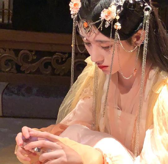 鞠婧祎拍古偶，真看腻了