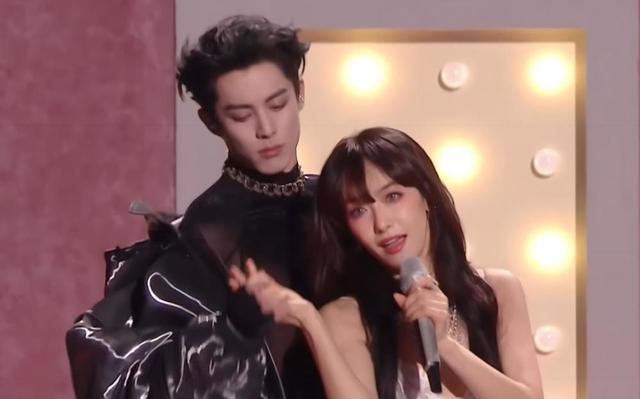 跨年晚会欢乐多：王鹤棣宋茜借位亲吻，刘宇宁毛不易一首歌唱出两个画风