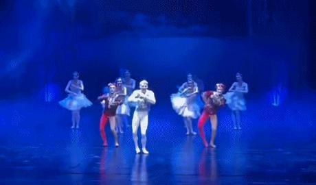 被耍到当众黑脸，热搜声援也救不了他