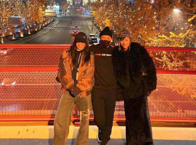 徐濠萦晒全家合照跨年，一家三口合体幸福满溢，19岁女儿近照曝光