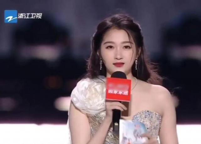 巨星翻车、流量假唱、生图奇怪，5台跨年晚会各有各的“精彩”