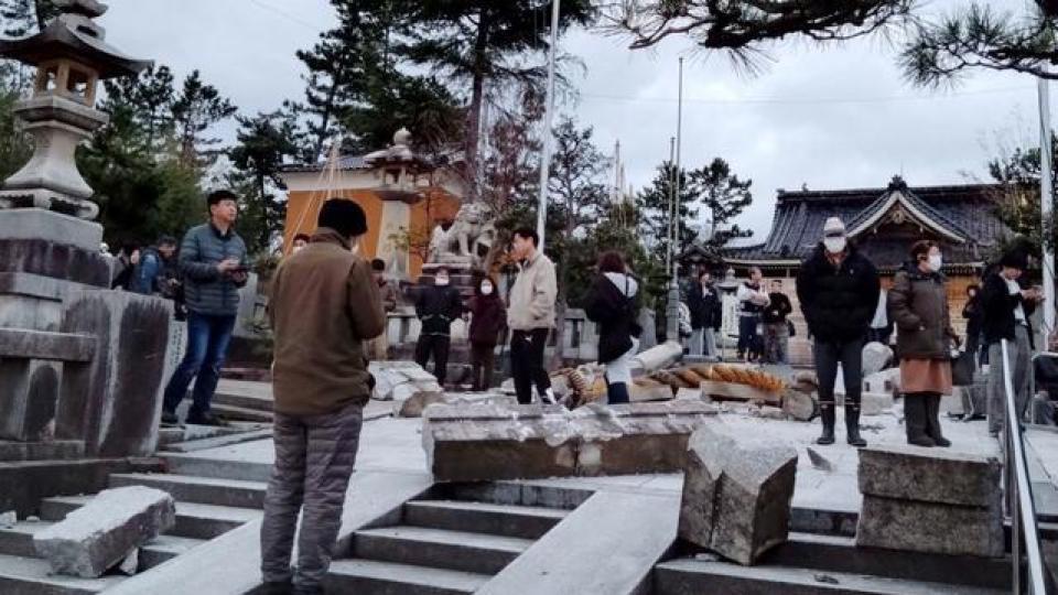 日本石川县发生7.6级地震 该县一处神社鸟居坍塌