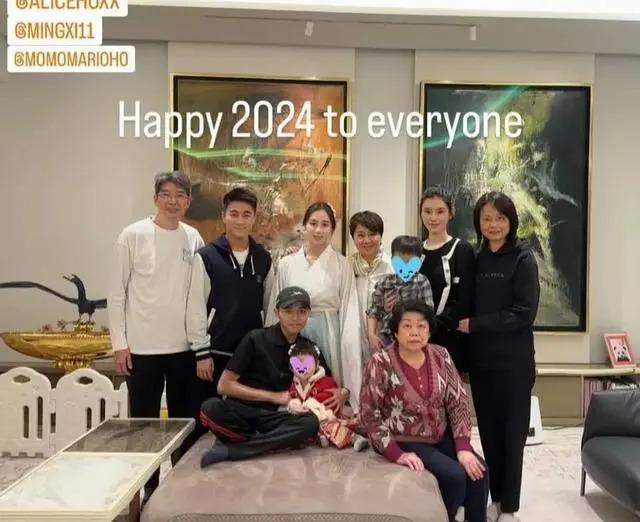 奚梦瑶父母去香港跨年，和赌王亲家拍全家福站位有讲究