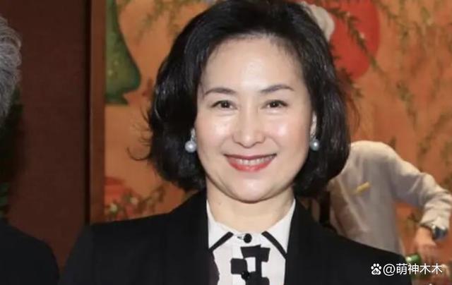 何超琼现身哈尔滨夜店，多位路人上前敬酒，本尊豪气一饮而尽