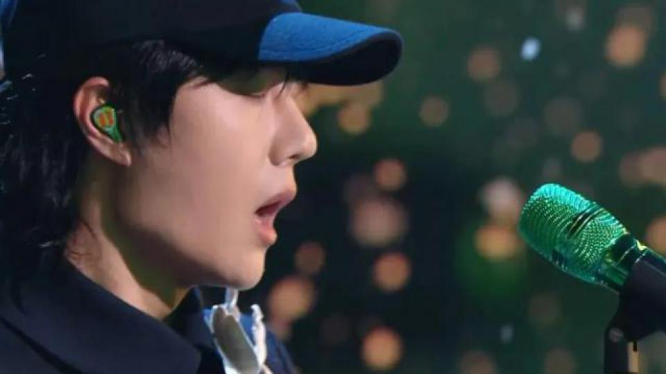 跨年晚会谁假唱了？嘴离麦十里远声音都没变化？