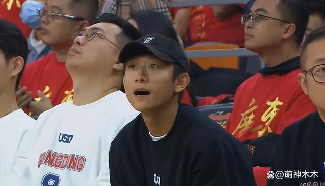 潘玮柏宣云婚后首合体，女方穿千元外套秀身材，夫妻甜蜜耳语