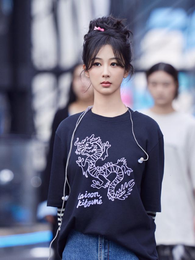 杨紫盘发造型乖巧可爱 私服穿搭舒适随性