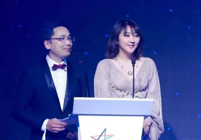 大瓜！继浴袍照之后，于适私密视频再被曝，和富婆酒店内亲密