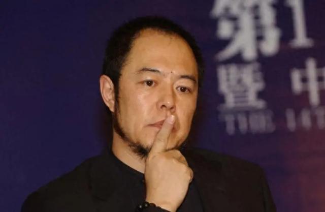 她是军艺校花，被大25岁张铁林抛弃后，嫁著名“坏蛋”获幸福