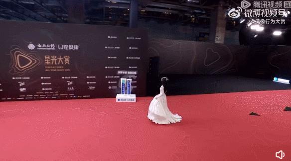 又一女星翻车，这次怪她「蠢」过头了？