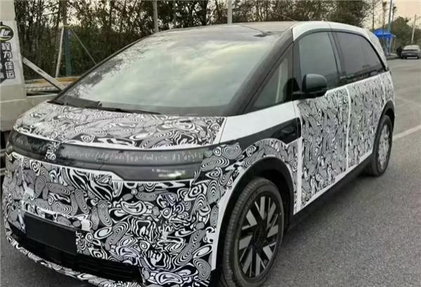 极氪全新 MPV 谍照曝光：007 同款灯组，前后侧滑门