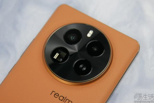 旗舰“开卷”潜望式长焦，对中端机可能是件坏事