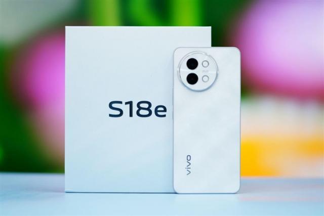 柔光 环闪 远近都能拍！vivo S18e评测：2千档最懂人像的手机