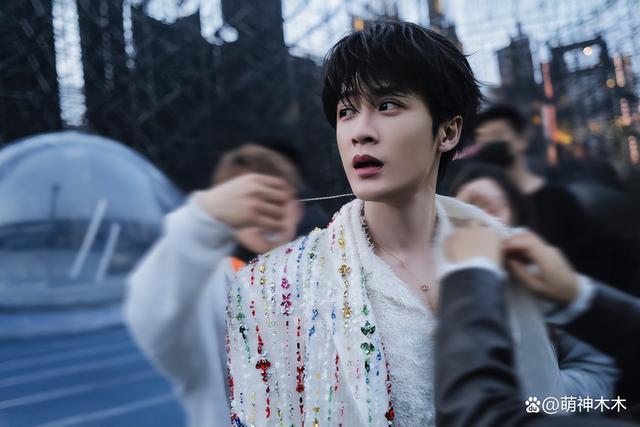 24年首个名场面！檀健次晒精修图杨迪原图直出，好尴尬