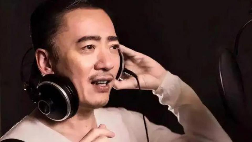 领奖前夜父母惨遭杀害，含泪退出乐坛后，如今的他怎样了