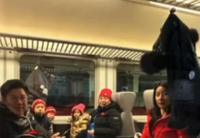 郭晶晶晒滑雪照，与霍启刚甜蜜合照，霍震霆与孙子开心合影