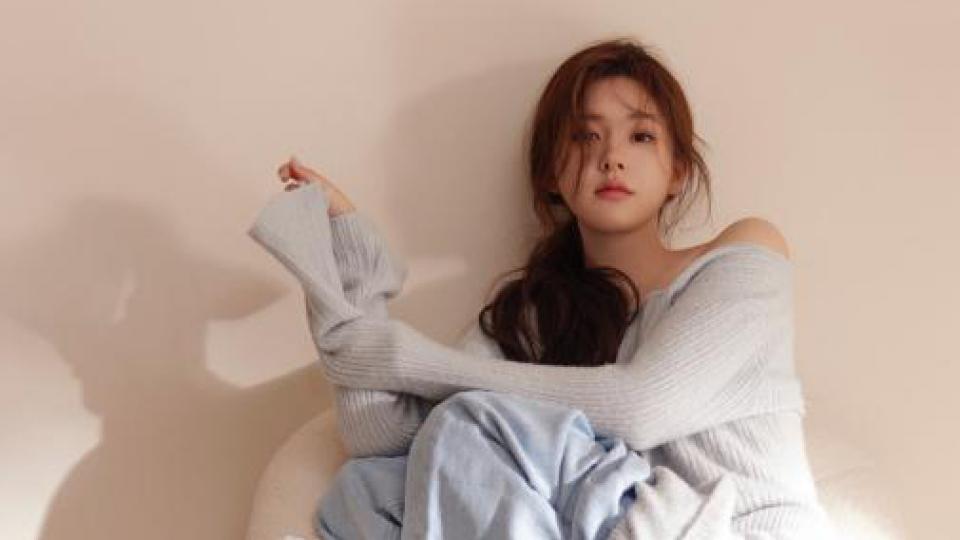 赵露思居家大片小秀香肩 扎低马尾发量惊人