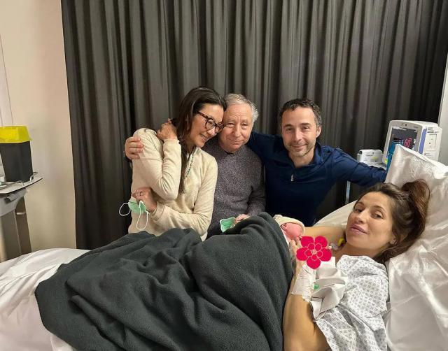 杨紫琼首晒祖孙三代全家福，抱新生婴儿出镜，与老公超恩爱