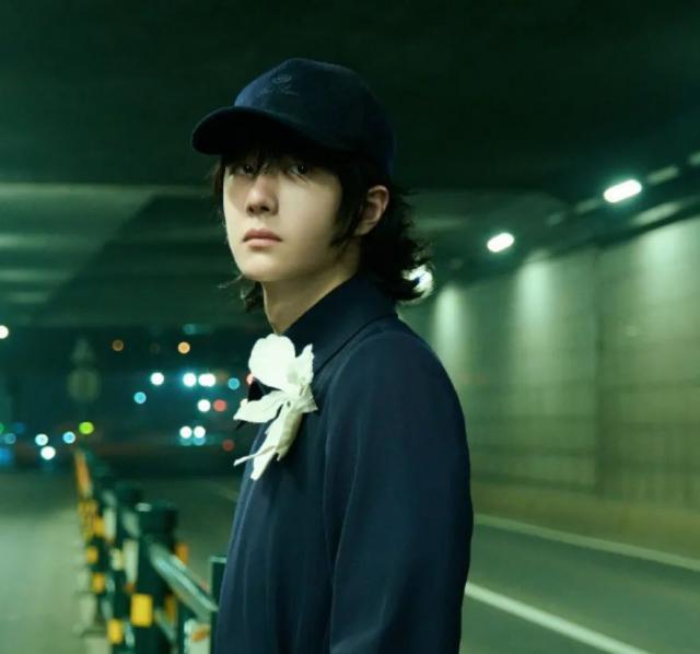 王一博跨年造型惹争议，全黑配白花被嘲阴森，被质疑植发