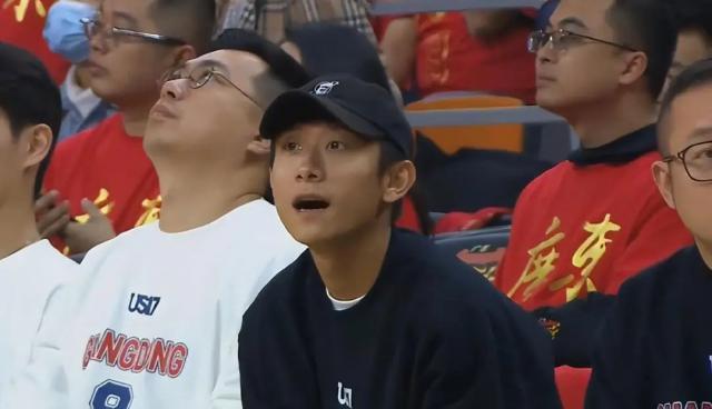 潘玮柏宣云婚后首合体，双方耳语显甜蜜