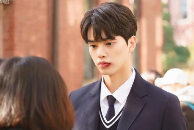 啊！刚逆回来的神颜又残了。