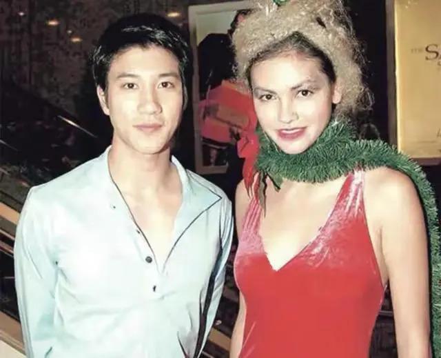 香港名模不穿衣服和两个儿子一起泡温泉引争议：男女有别