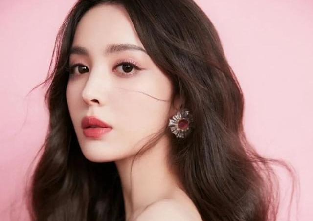 古力娜扎穿粉色抹胸长裙，搭配“草莓”妆容，美得令人窒息