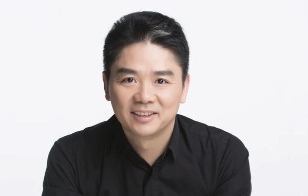 网友街头偶遇刘强东越野车送出 网友：属实是羡慕了