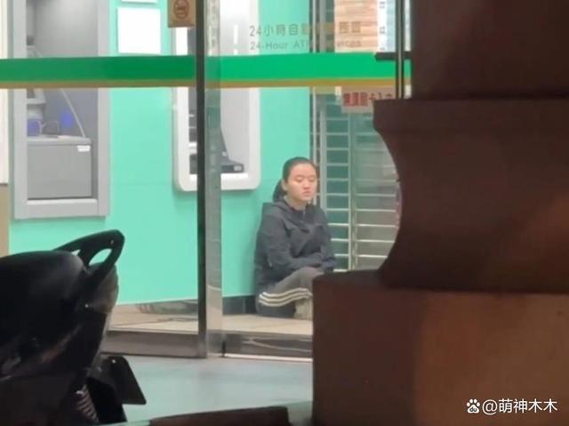 林靖恩近况：头发稀疏举止邋遢，卖掉丈夫遗产一直居无定所