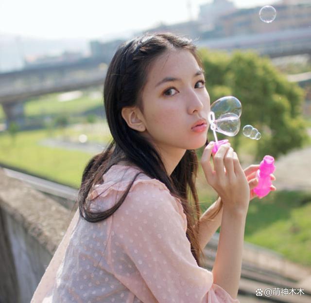 36岁女星当众换衣，感情不顺立志不婚，如今偶影独游