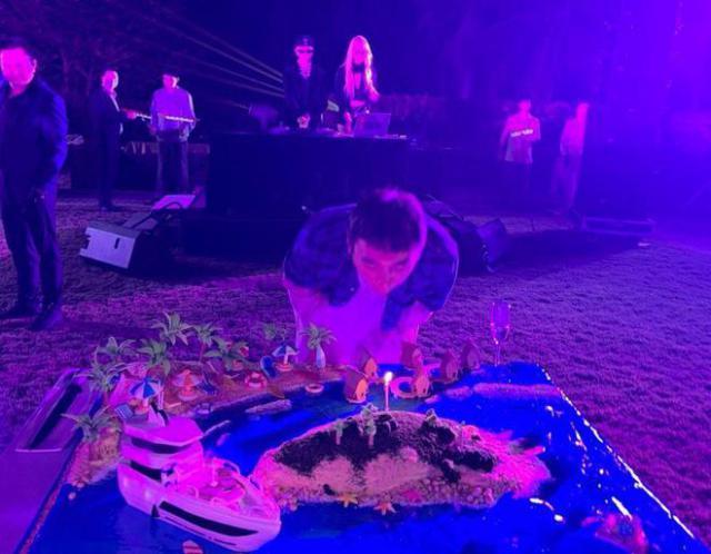 王思聪带30位网红庆生蛋糕烟花太壕 新女友送祝福