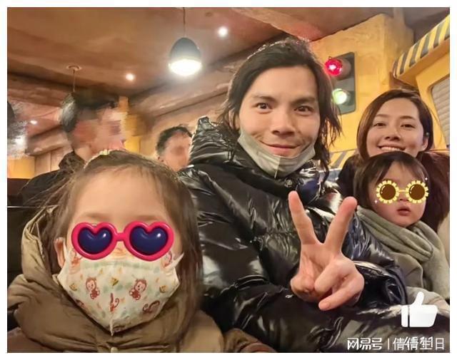 向佐一家四口逛迪士尼，郭碧婷坐儿童推车太搞笑