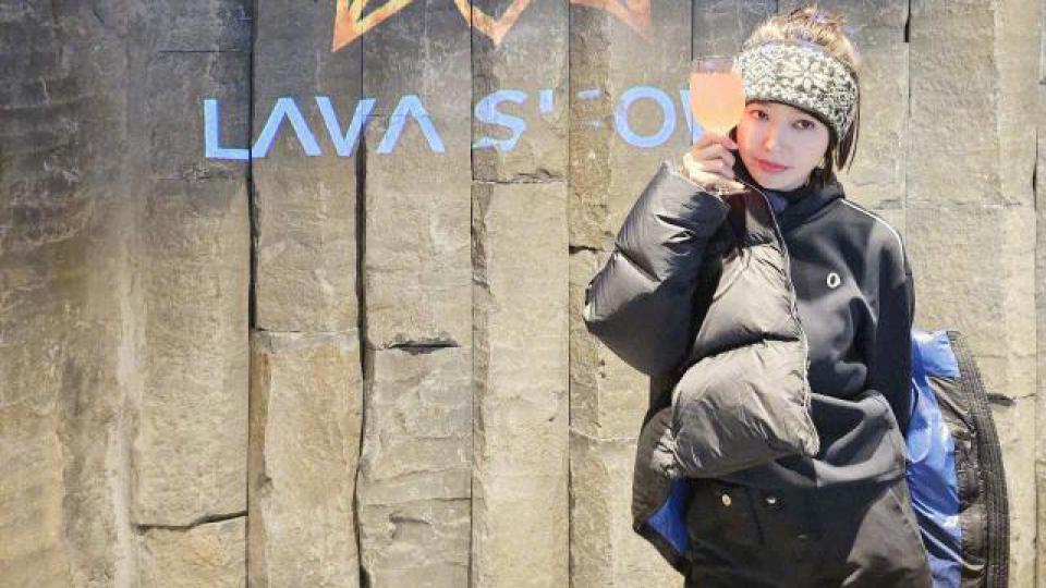 秦岚晒旅行照 裹羽绒服束发带保暖又时尚