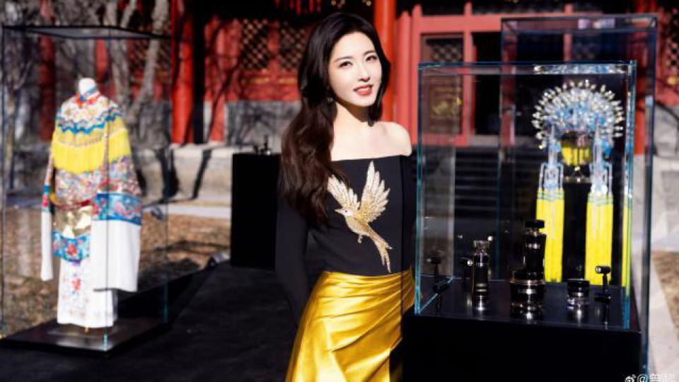 女王！曾黎穿露肩装配金色长裙优雅迷人