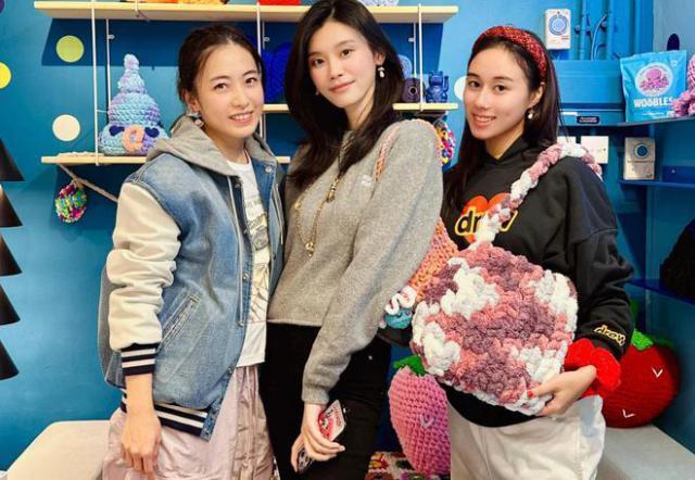 奚梦瑶带何超欣为甘比捧场 两大阔太同框似同龄人