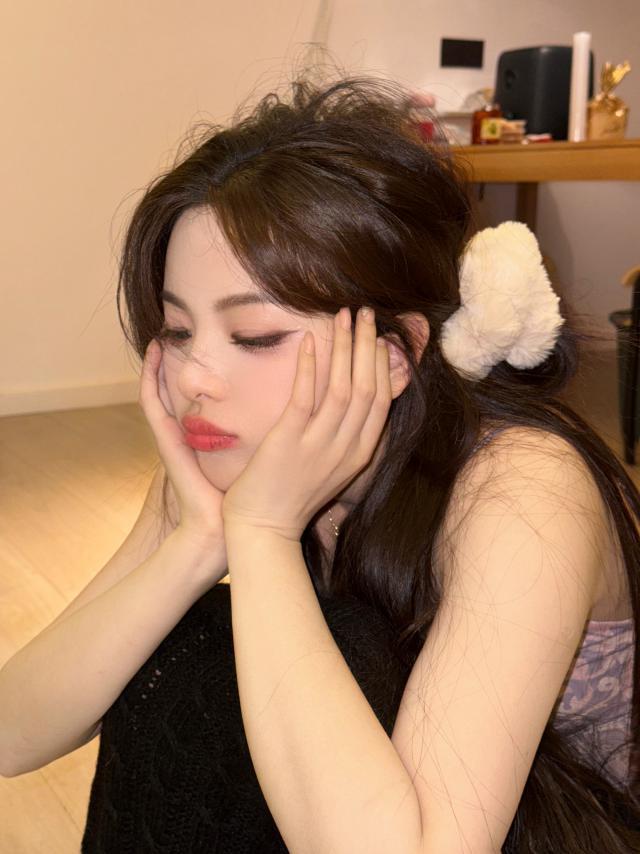 杨超越穿吊带坐地玩手机 双手托腮嘟嘴卖萌