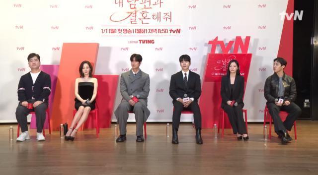 与诈骗犯前男友分手后首次复出，她还能赢回大家的心吗？