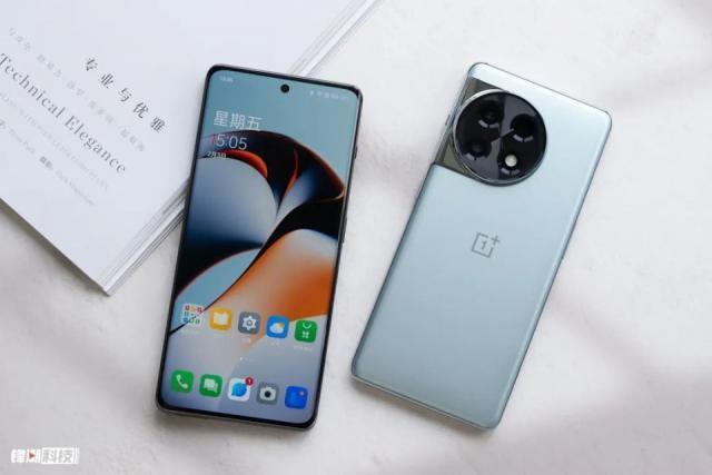 2599元，刚刚发布的这顶配手机，绝对是来捣乱的