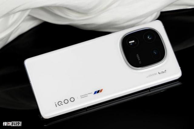无短板的旗舰配置，iQOO 12 Pro在一众8Gen3机型中脱颖而出