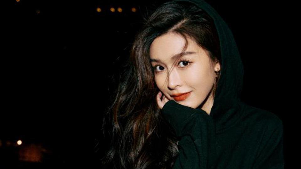 文咏珊穿短裤露纤细美腿 卷发红唇太撩人