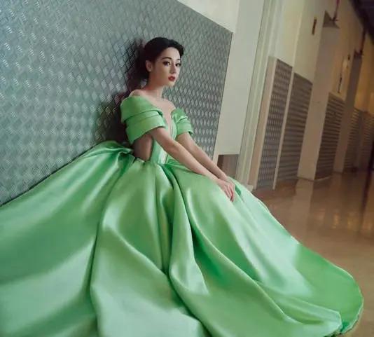 迪丽热巴真敢穿，领口开叉至腰间，太性感