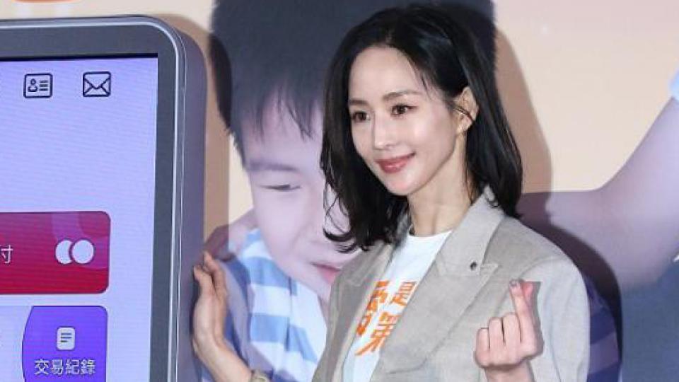 张钧甯简约风穿搭出席活动 随性自然亲切大方