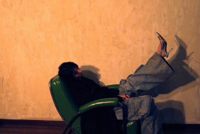 周雨彤晒出杂志花絮照 光影交错氛围感十足