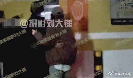 胡夏被曝恋情，与女生一起看电影，地下车库亲密搂抱
