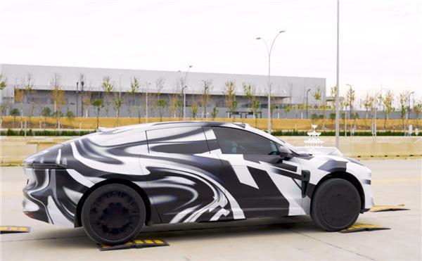 香槟塔之后蔚来ET9再炫天行全主动悬架：车轮高频震水杯纹丝不动