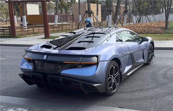 比亚迪百万超跑仰望U9大秀原地掉头：看呆过路外卖小哥