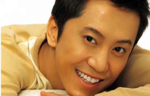 54岁毛宁整容失败？眼凸嘴歪尖下巴，至今无妻无子忙商演