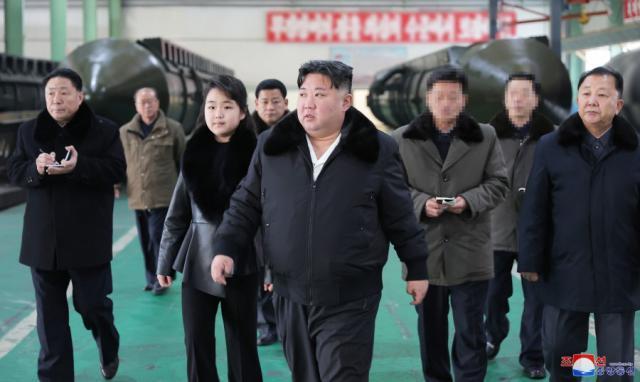 金正恩携千金视察“大杀器”制造厂