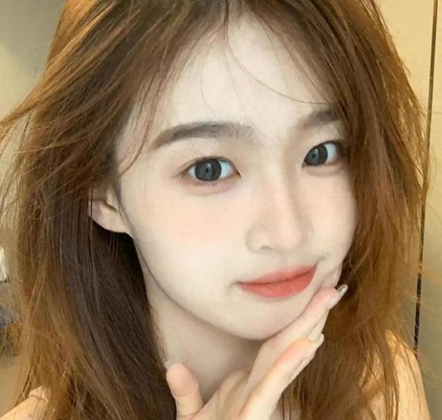 王思聪现任为其庆生：愿他像小孩吃糖也快乐！